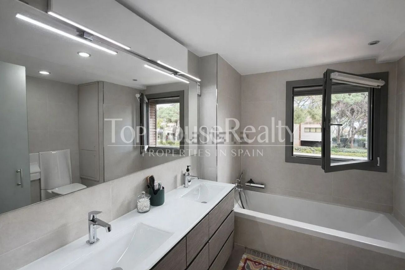 Casa unifamiliar en alquiler en Castelldefels Playa — segunda línea de mar con jardín, piscina y sauna