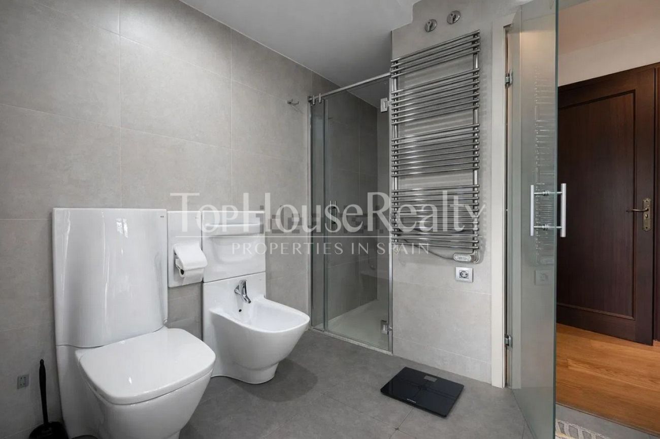 Casa unifamiliar en alquiler en Castelldefels Playa — segunda línea de mar con jardín, piscina y sauna