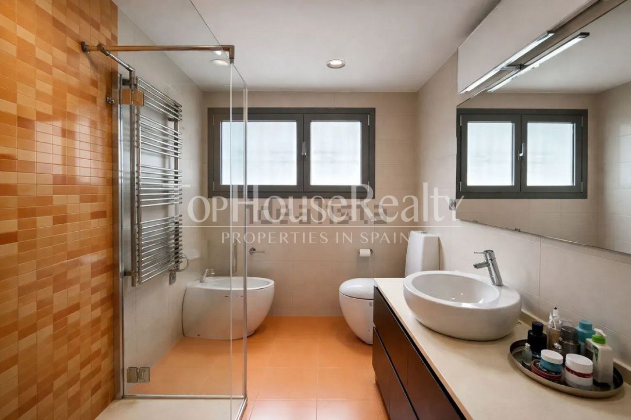 Casa unifamiliar en alquiler en Castelldefels Playa — segunda línea de mar con jardín, piscina y sauna