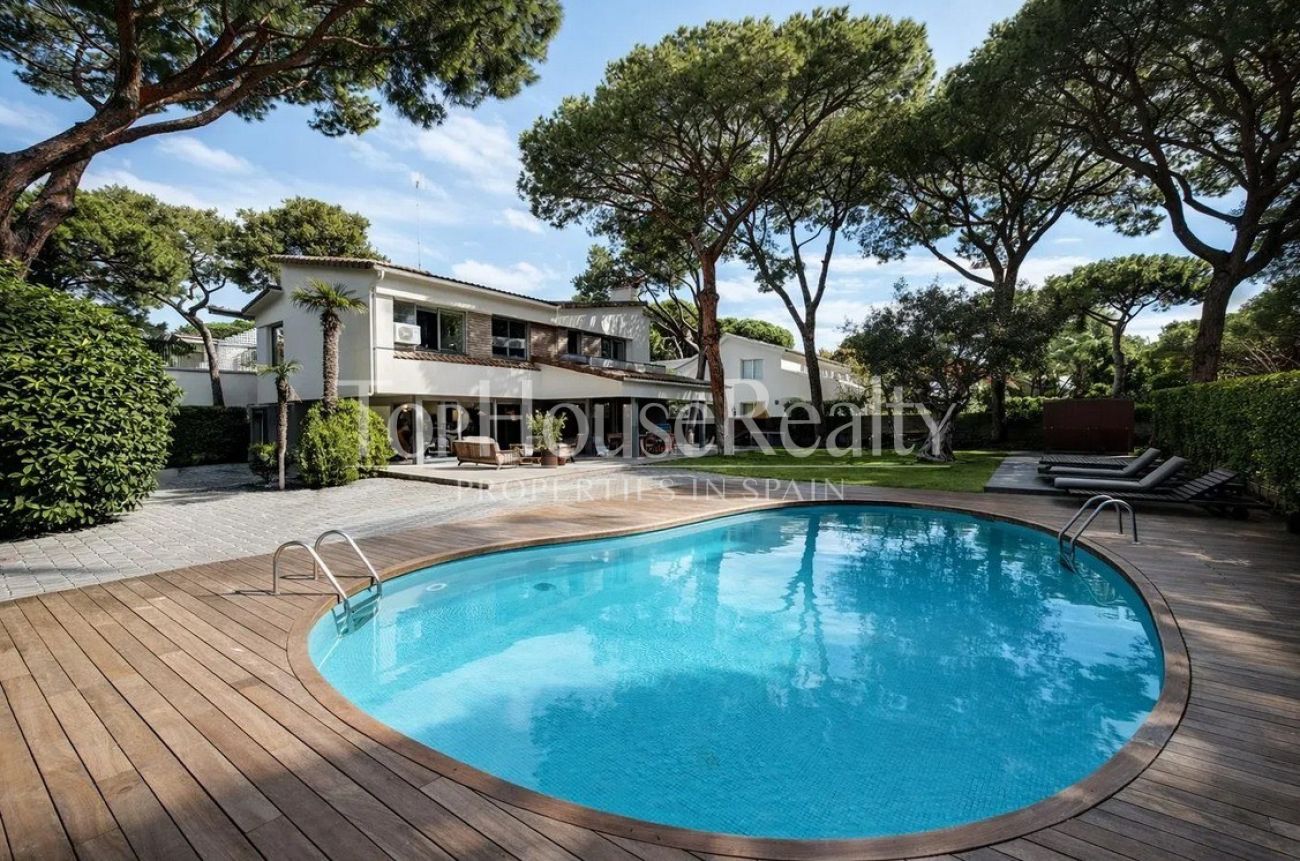 Casa unifamiliar en alquiler en Castelldefels Playa — segunda línea de mar con jardín, piscina y sauna