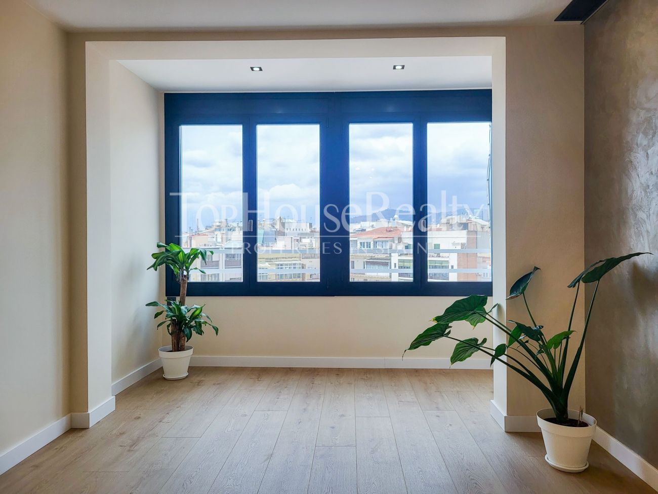 El apartamento está situado en el corazón de Barcelona, en uno de los barrios más prestigiosos, L'Esquerra de l'Eixample
