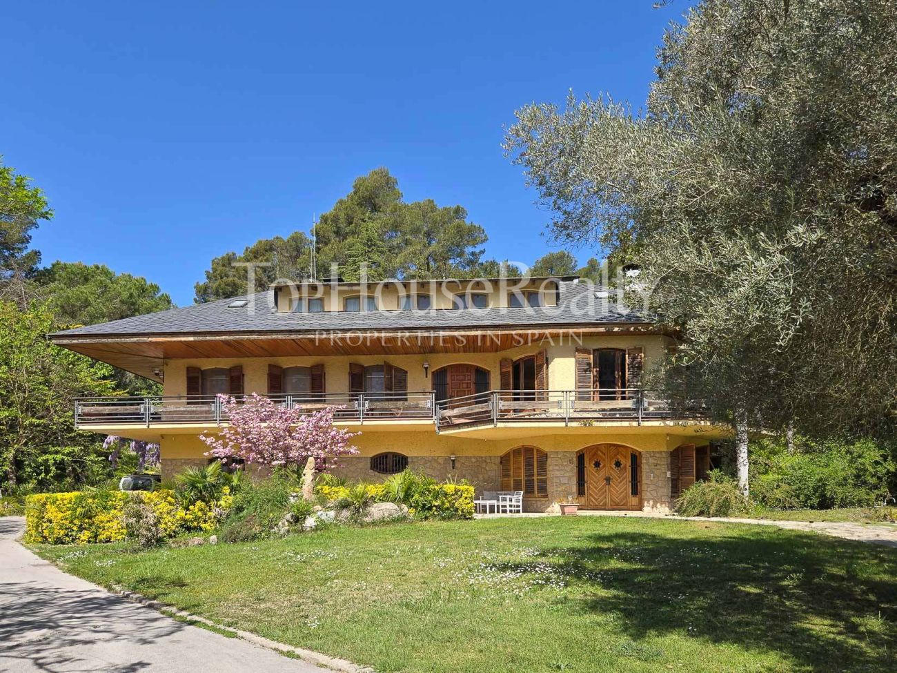 Villa de lujo en Begues — finca única con 6.000 m² de parcela y alto potencial de inversión