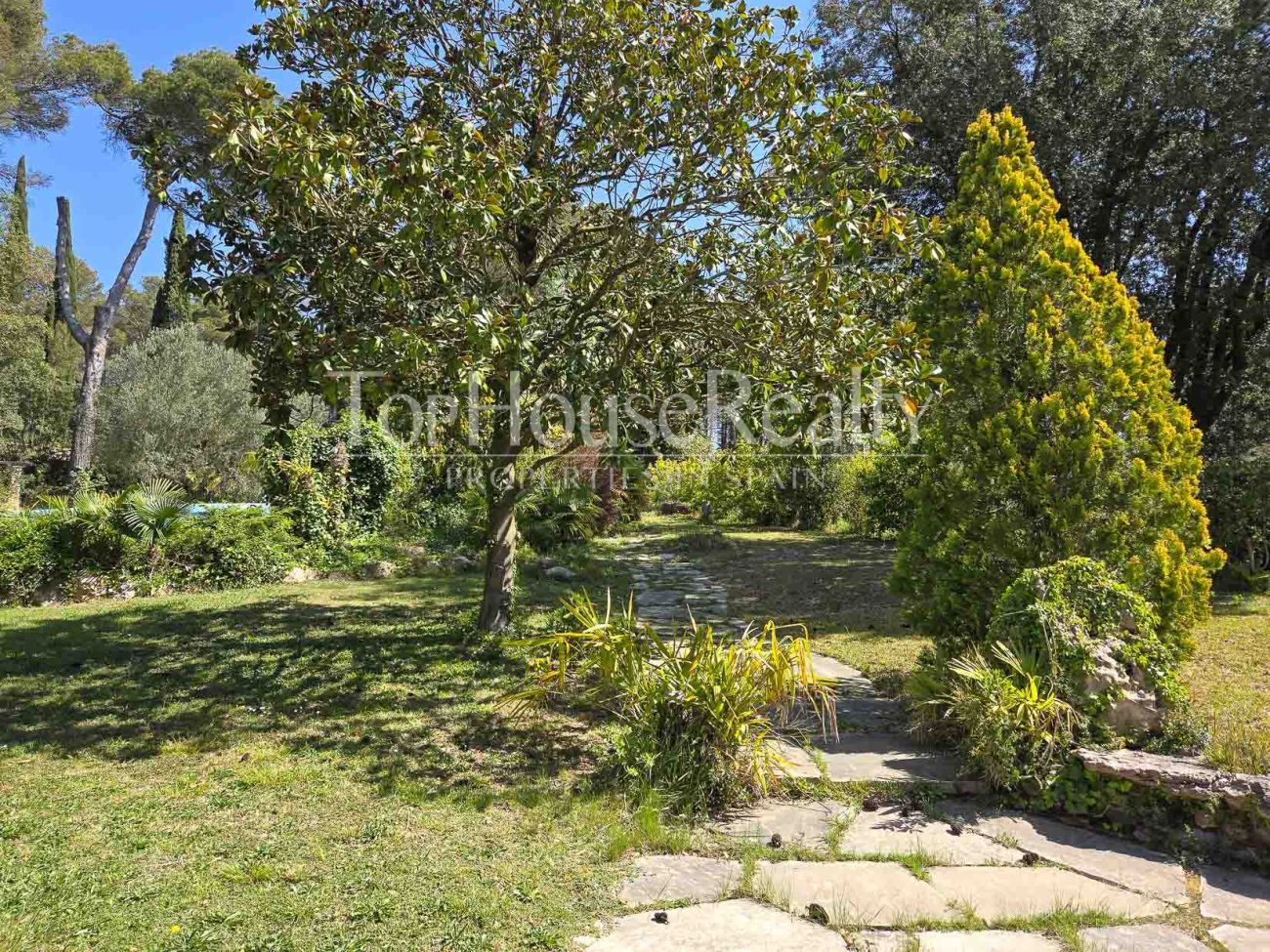 Villa de lujo en Begues — finca única con 6.000 m² de parcela y alto potencial de inversión