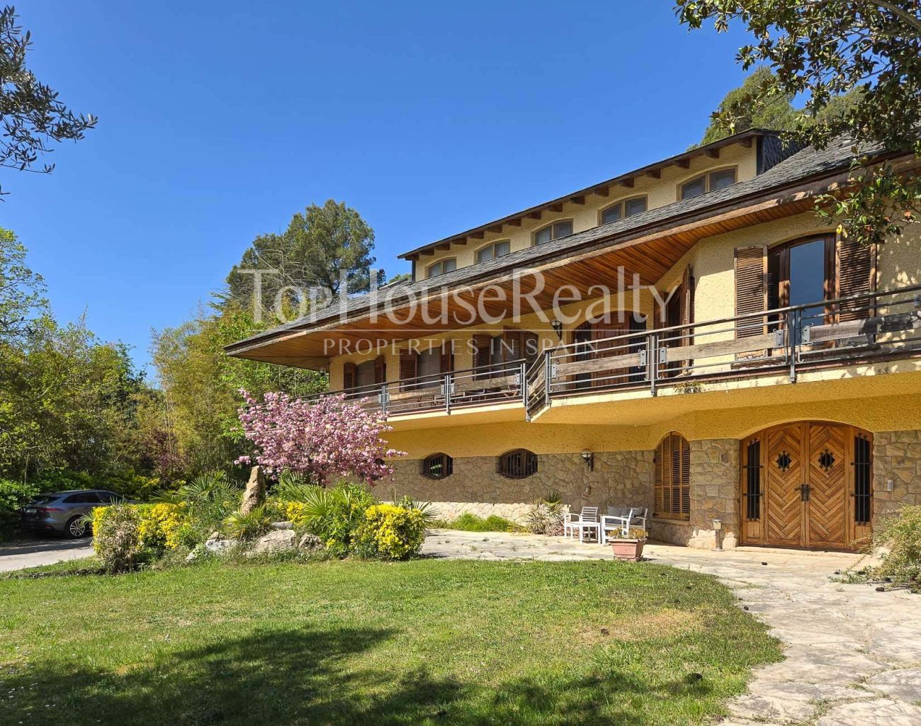 Villa de lujo en Begues — finca única con 6.000 m² de parcela y alto potencial de inversión