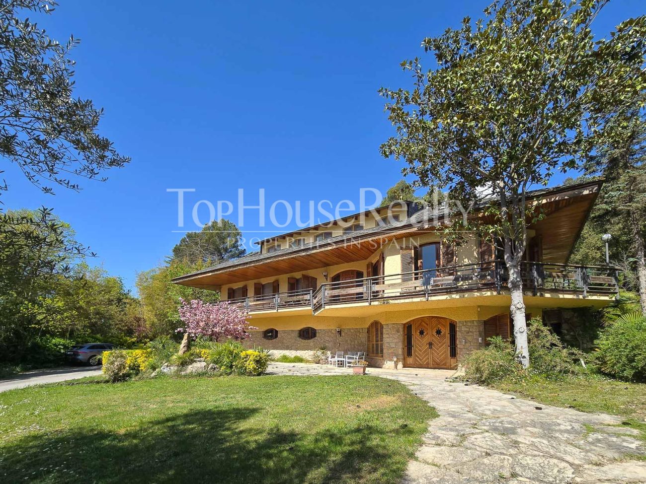 Villa de lujo en Begues — finca única con 6.000 m² de parcela y alto potencial de inversión