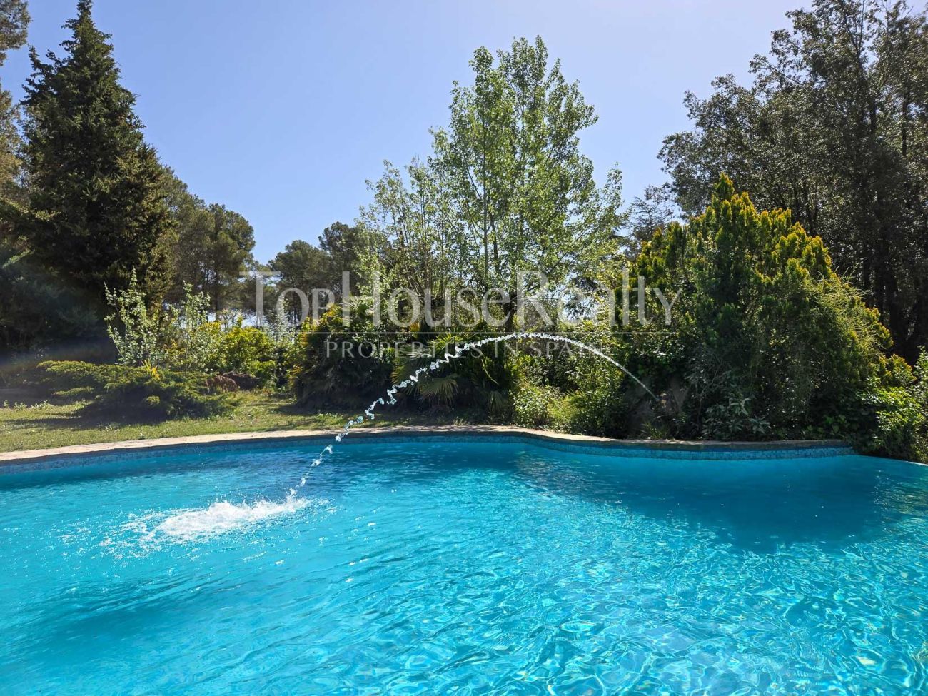 Villa de lujo en Begues — finca única con 6.000 m² de parcela y alto potencial de inversión