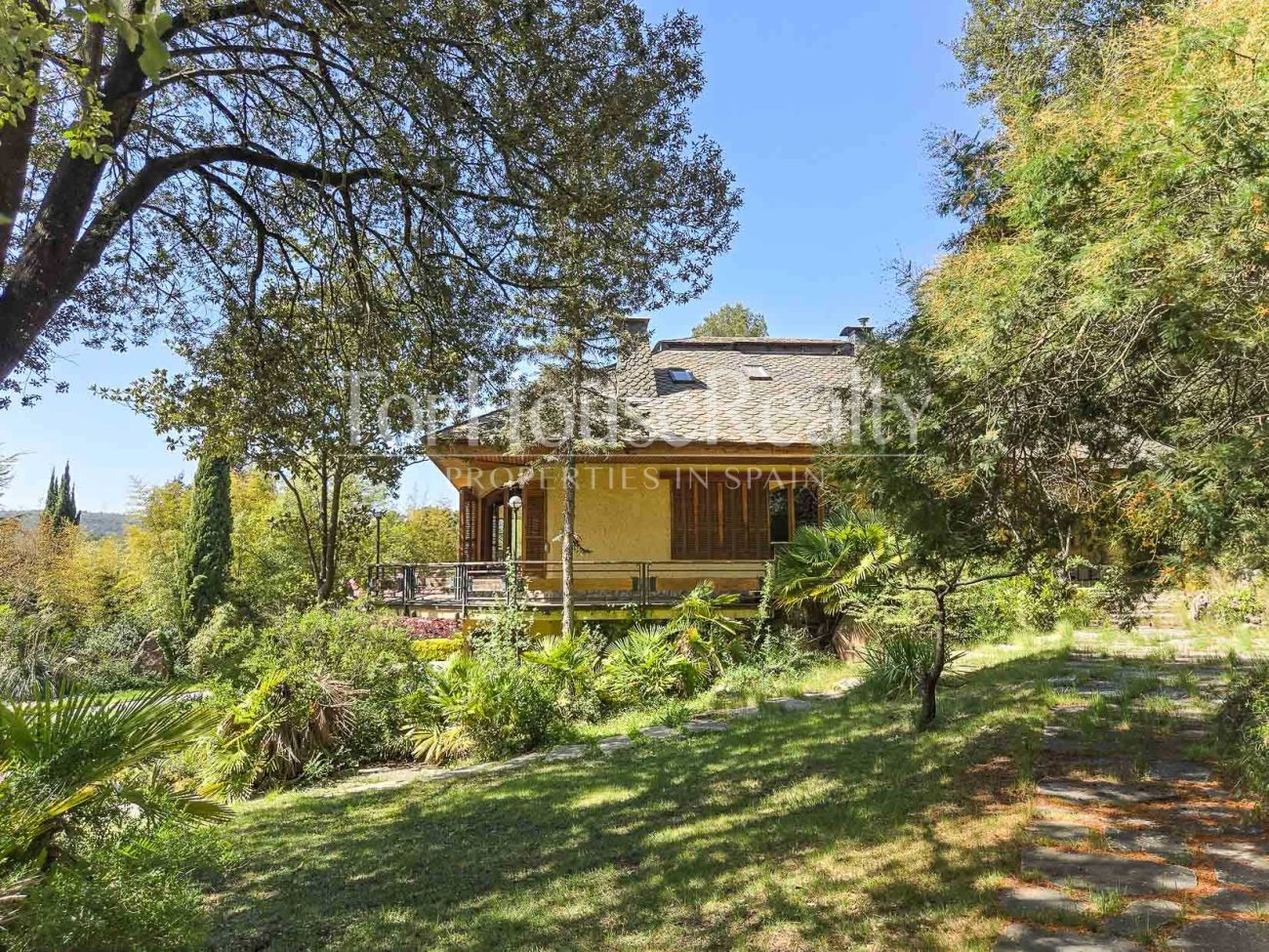 Villa de lujo en Begues — finca única con 6.000 m² de parcela y alto potencial de inversión