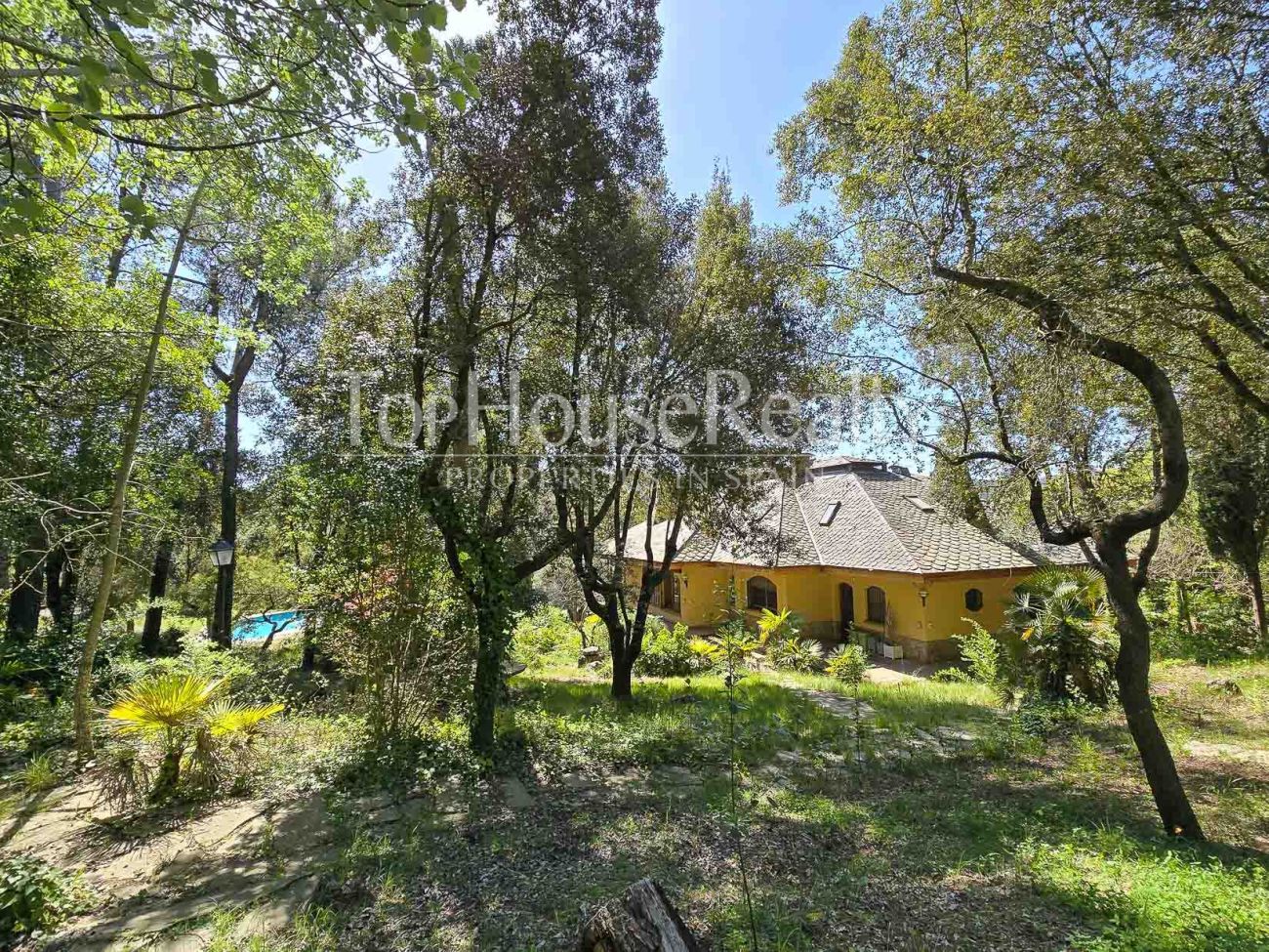 Villa de lujo en Begues — finca única con 6.000 m² de parcela y alto potencial de inversión