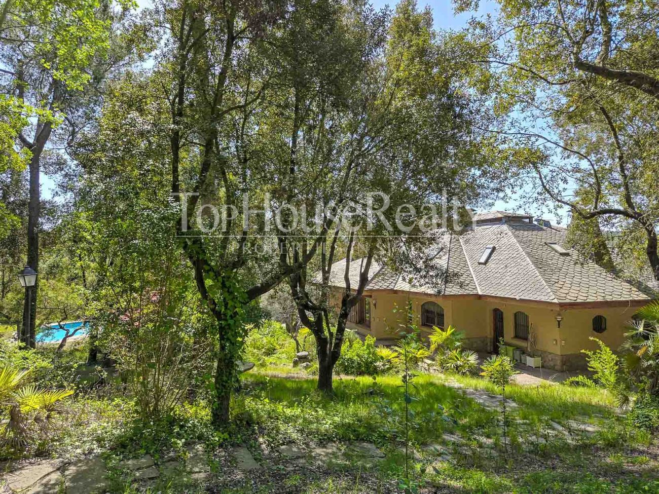 Villa de lujo en Begues — finca única con 6.000 m² de parcela y alto potencial de inversión