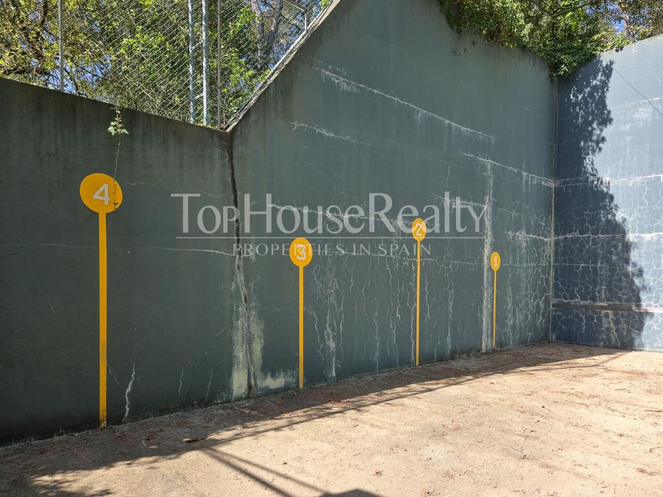 Villa de lujo en Begues — finca única con 6.000 m² de parcela y alto potencial de inversión