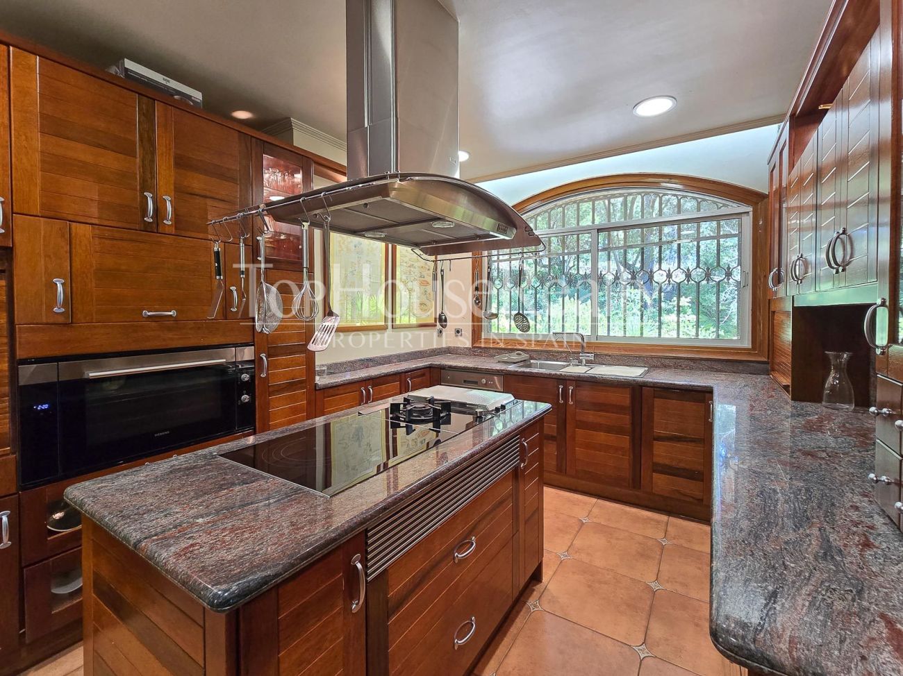 Villa de lujo en Begues — finca única con 6.000 m² de parcela y alto potencial de inversión