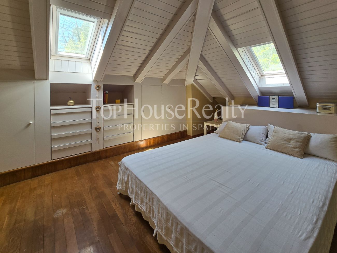 Villa de lujo en Begues — finca única con 6.000 m² de parcela y alto potencial de inversión