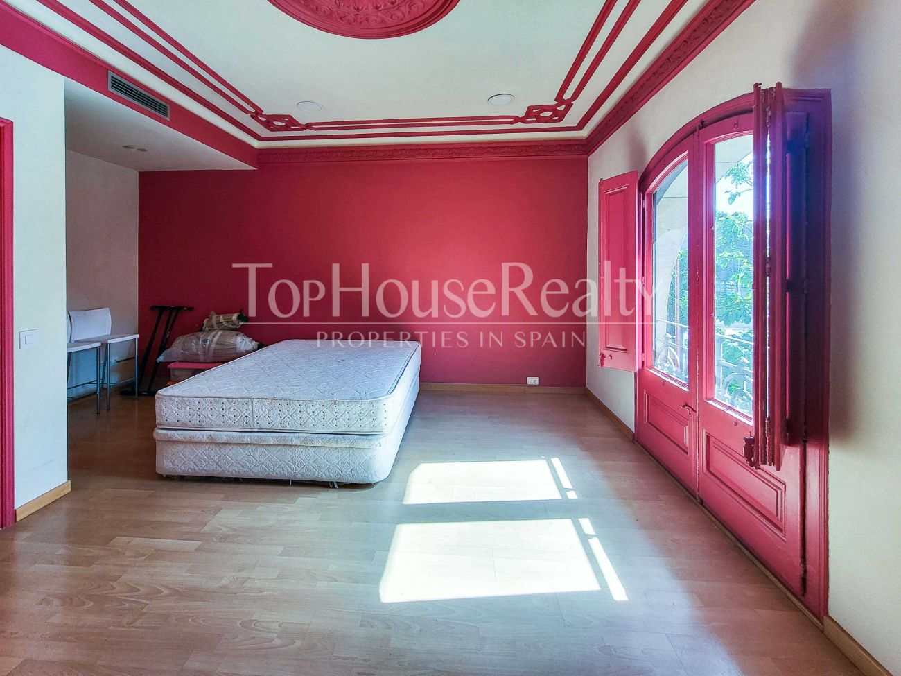 Finca regia en venta en El Born, Barcelona: propiedad de lujo para reformar en Marquès de l'Argentera