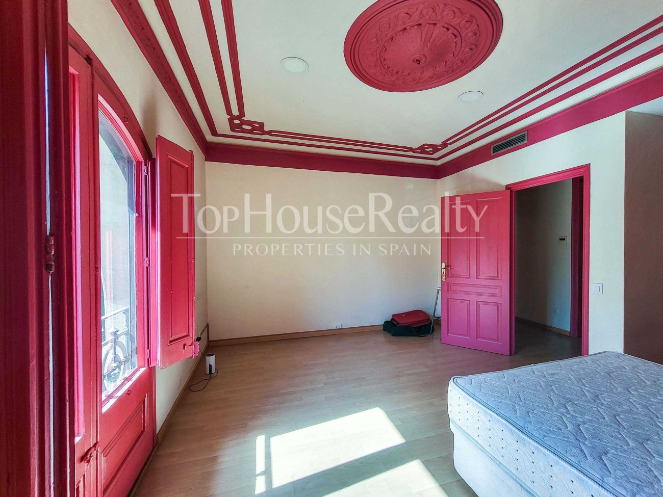 Finca regia en venta en El Born, Barcelona: propiedad de lujo para reformar en Marquès de l'Argentera