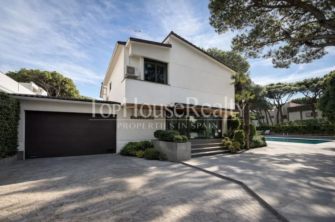 Casa unifamiliar en alquiler en Castelldefels Playa — segunda línea de mar con jardín, piscina y sauna