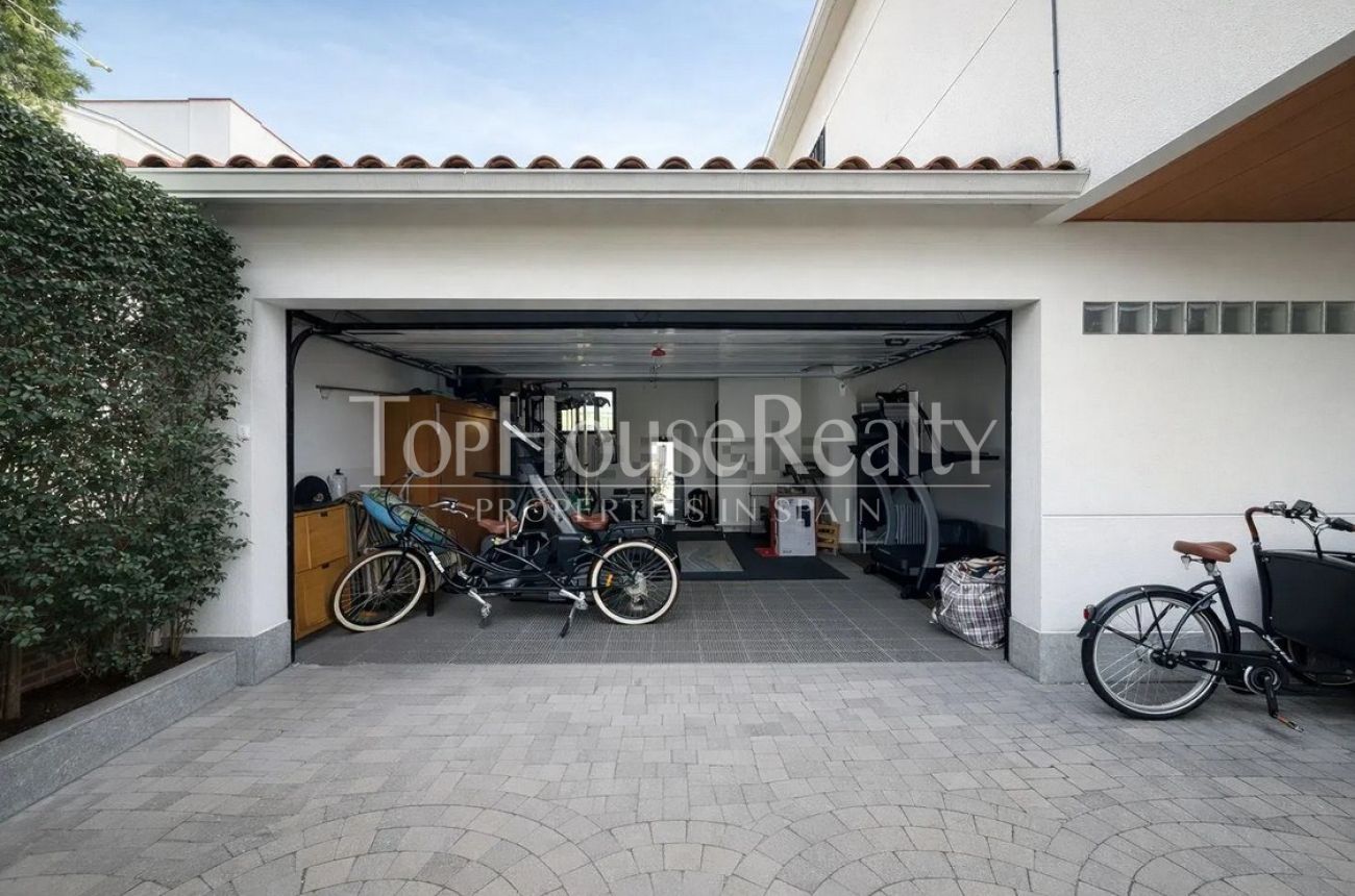 Casa unifamiliar en alquiler en Castelldefels Playa — segunda línea de mar con jardín, piscina y sauna