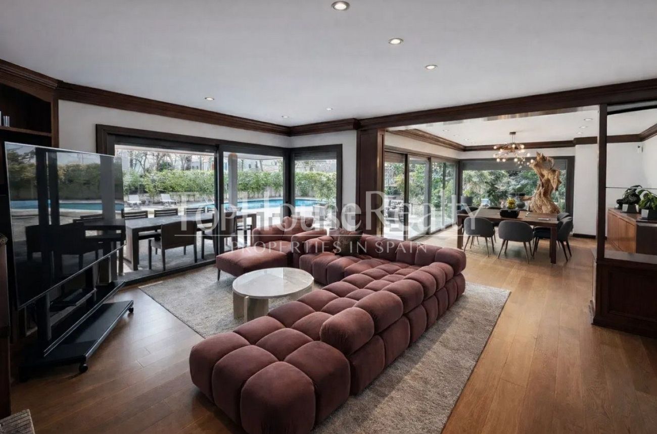 Casa unifamiliar en alquiler en Castelldefels Playa — segunda línea de mar con jardín, piscina y sauna