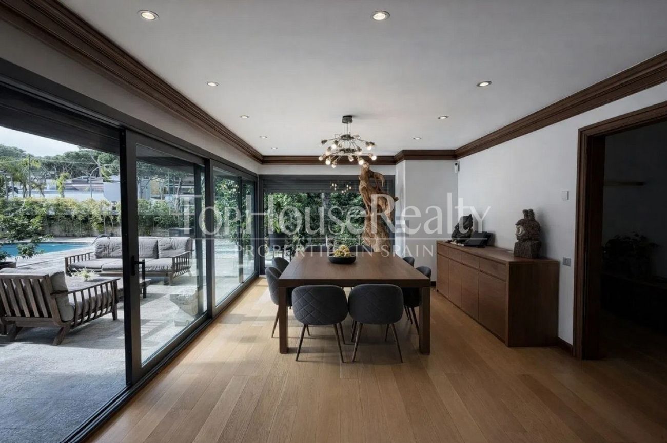 Casa unifamiliar en alquiler en Castelldefels Playa — segunda línea de mar con jardín, piscina y sauna