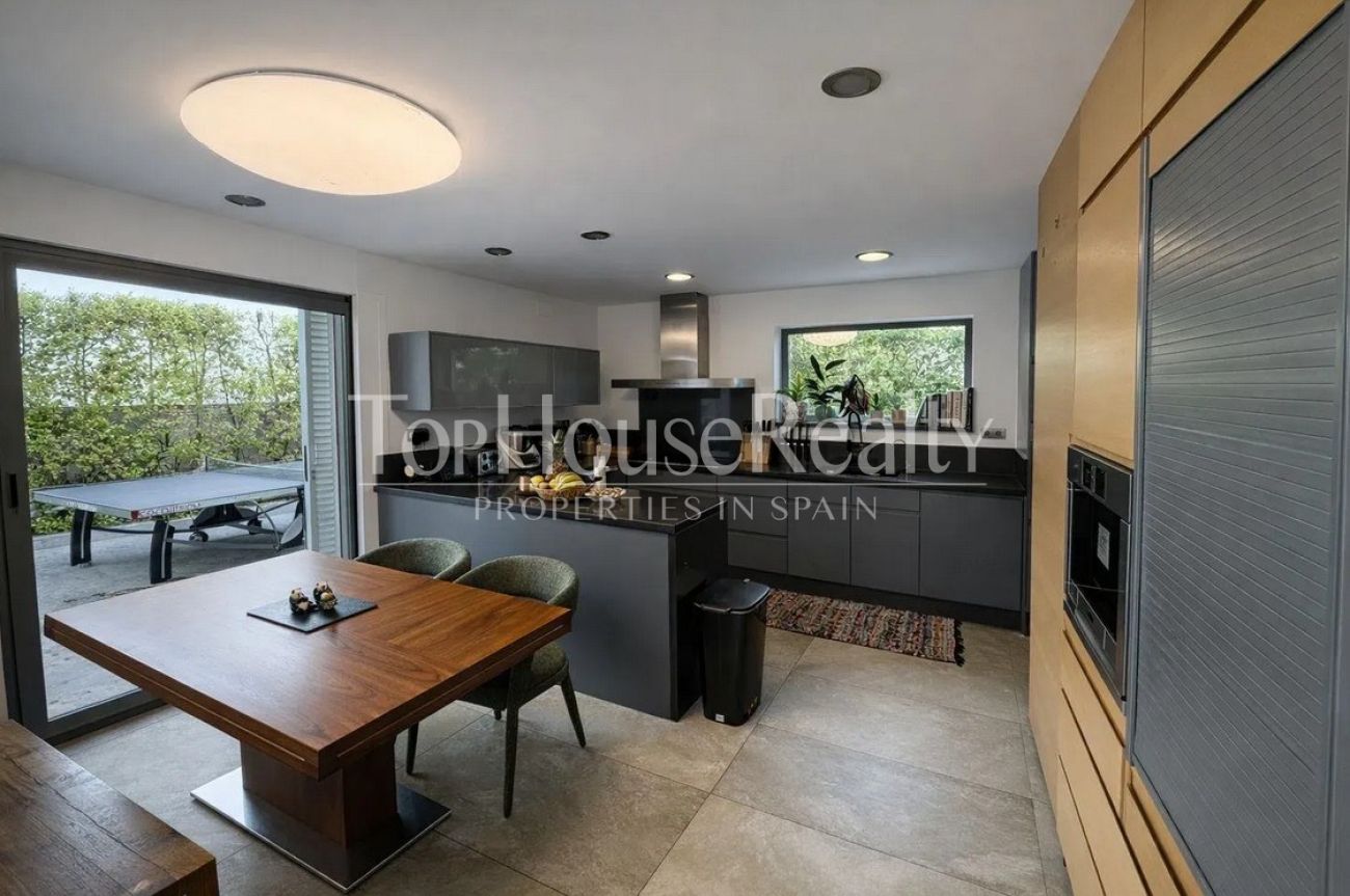 Casa unifamiliar en alquiler en Castelldefels Playa — segunda línea de mar con jardín, piscina y sauna