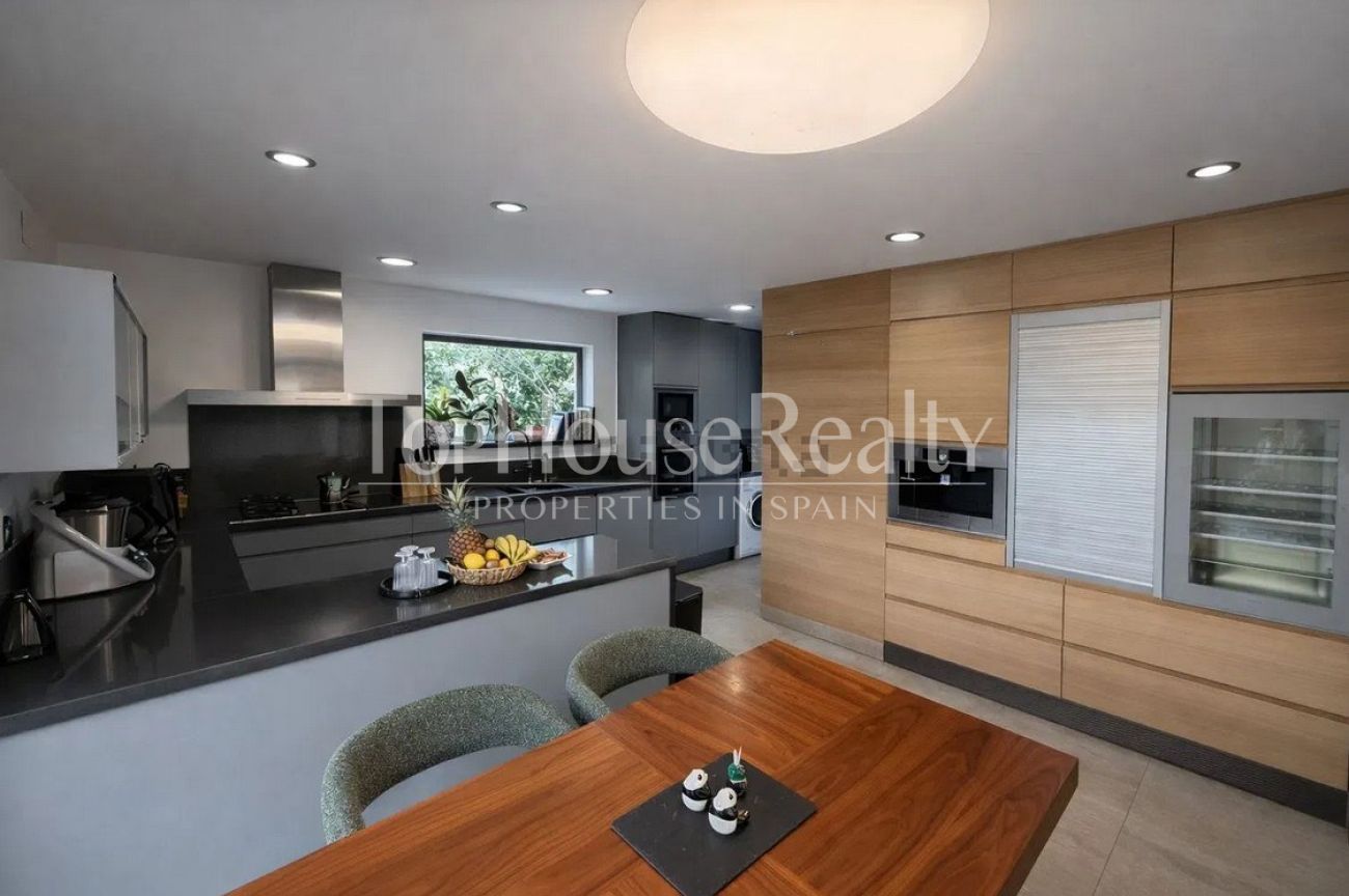 Casa unifamiliar en alquiler en Castelldefels Playa — segunda línea de mar con jardín, piscina y sauna