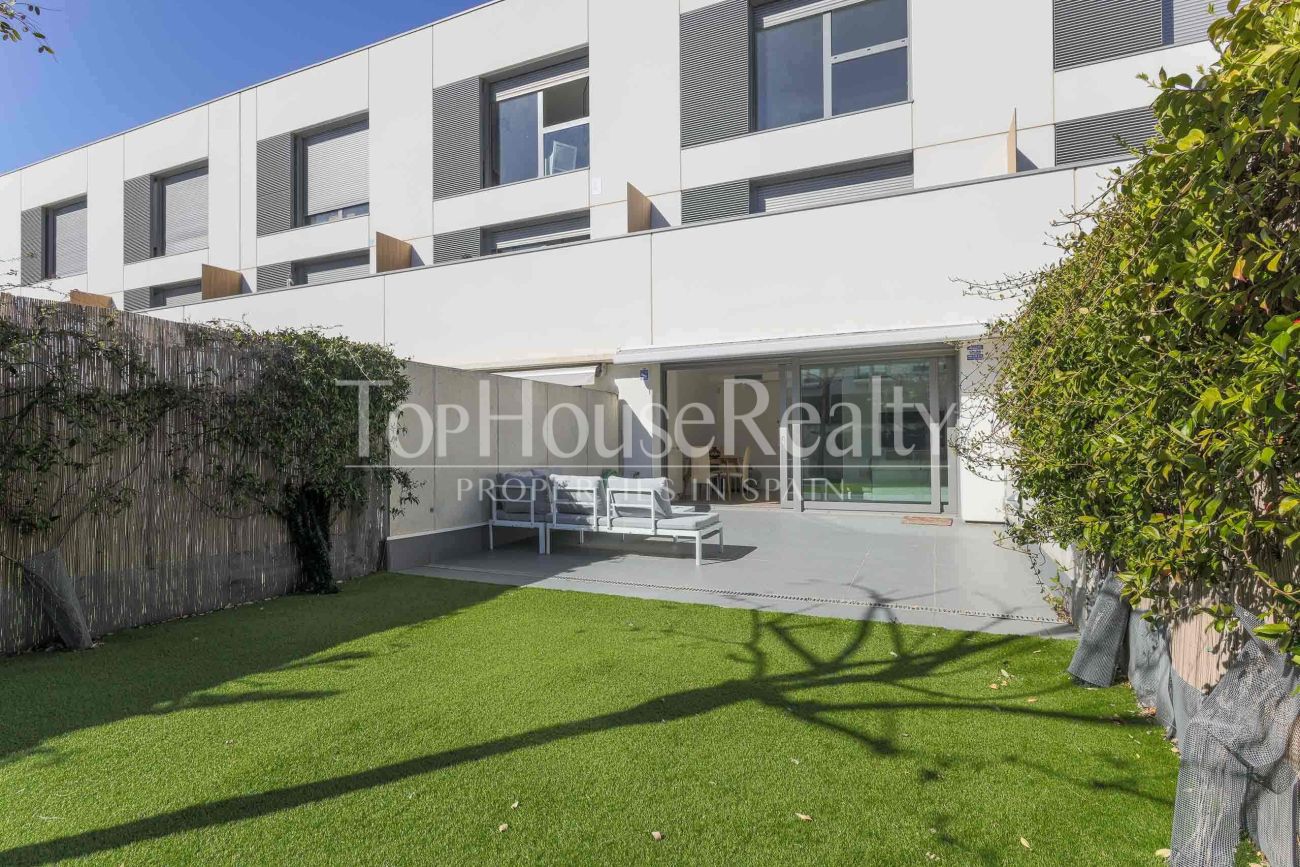 Casa adosada en El Vinyet, Sitges — jardín privado y a 5 minutos del mar