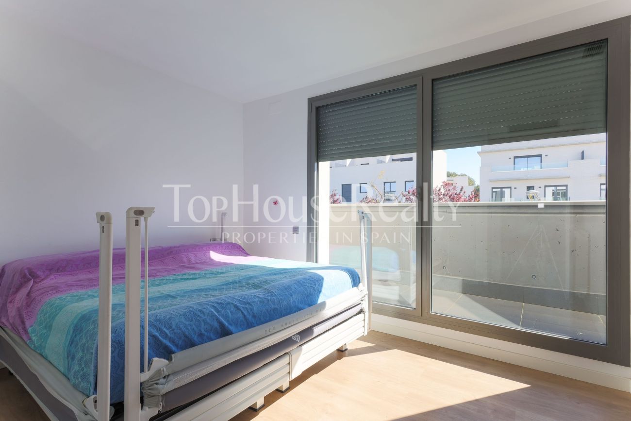 Casa adosada en El Vinyet, Sitges — jardín privado y a 5 minutos del mar