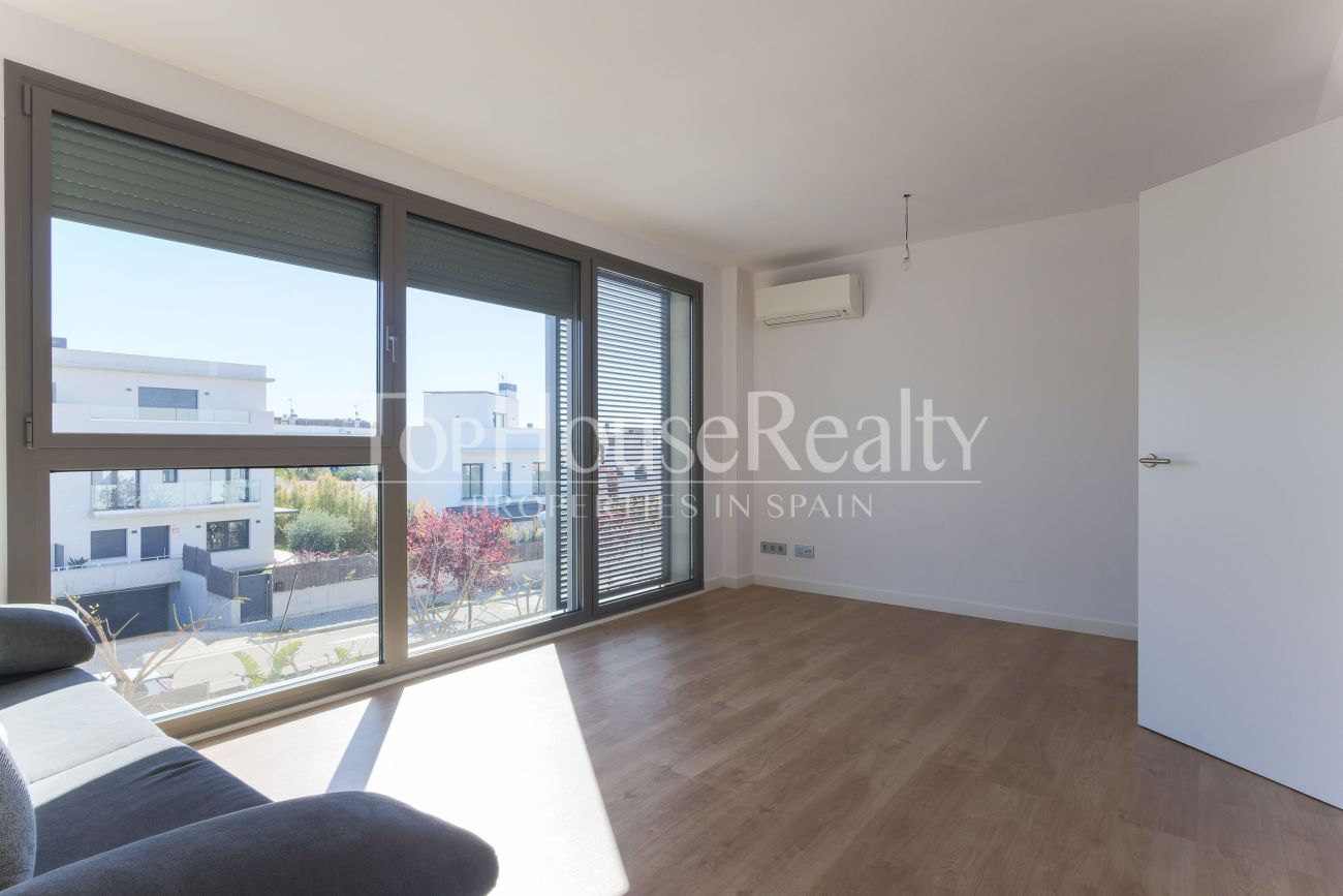 Casa adosada en El Vinyet, Sitges — jardín privado y a 5 minutos del mar