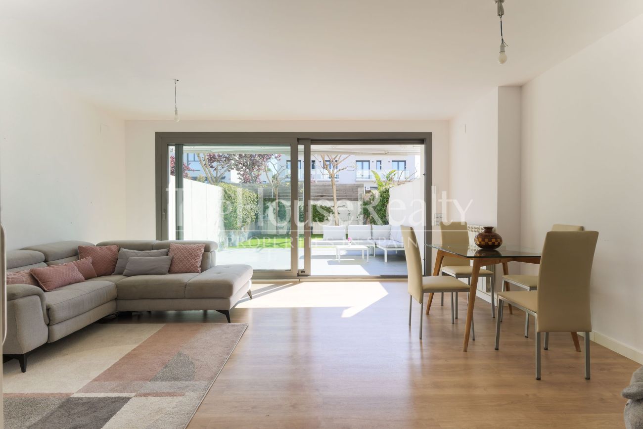 Casa adosada en El Vinyet, Sitges — jardín privado y a 5 minutos del mar