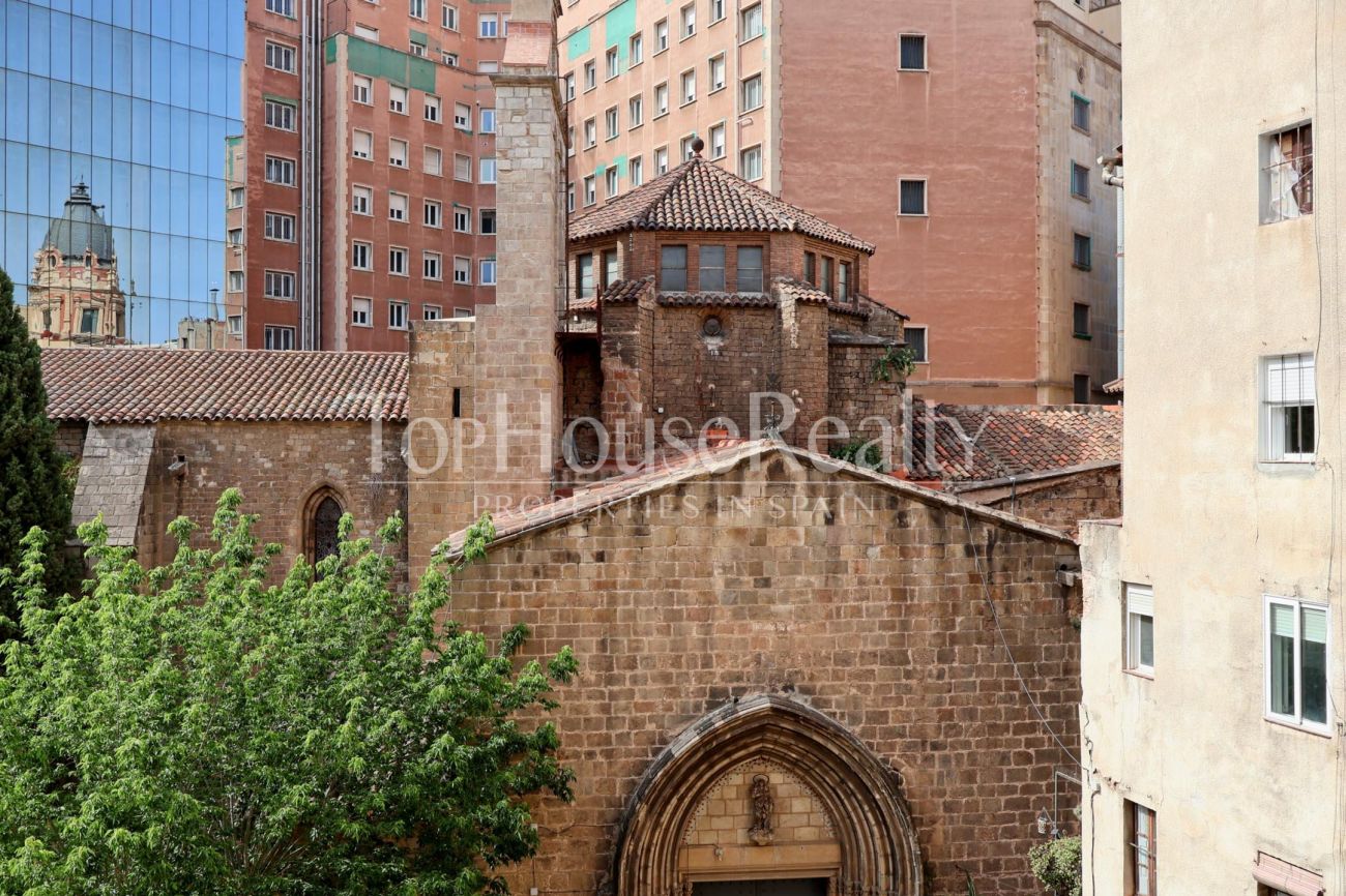 Piso en venta en el Barrio Gótico, Barcelona — edificio histórico con vistas a iglesia
