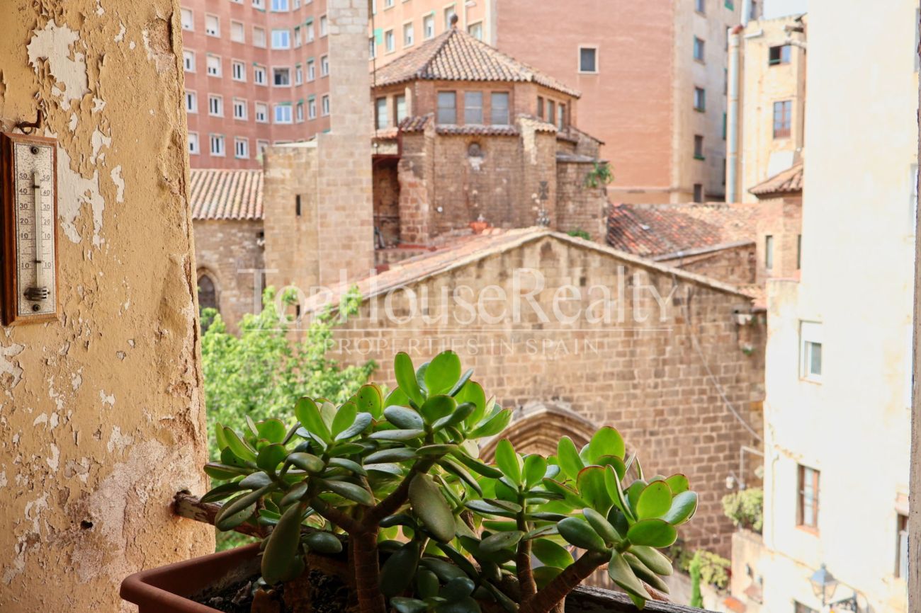 Piso en venta en el Barrio Gótico, Barcelona — edificio histórico con vistas a iglesia