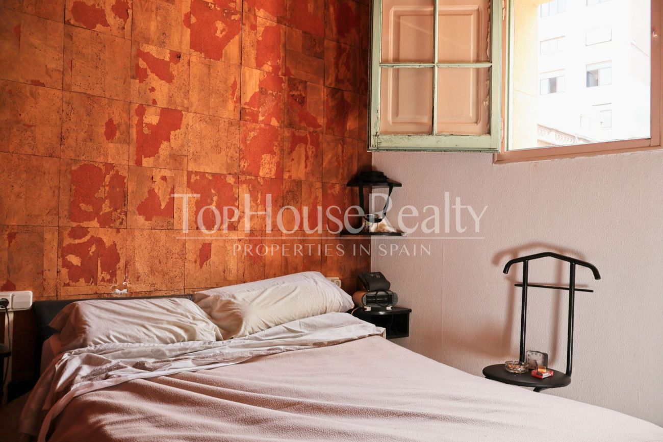 Piso en venta en el Barrio Gótico, Barcelona — edificio histórico con vistas a iglesia