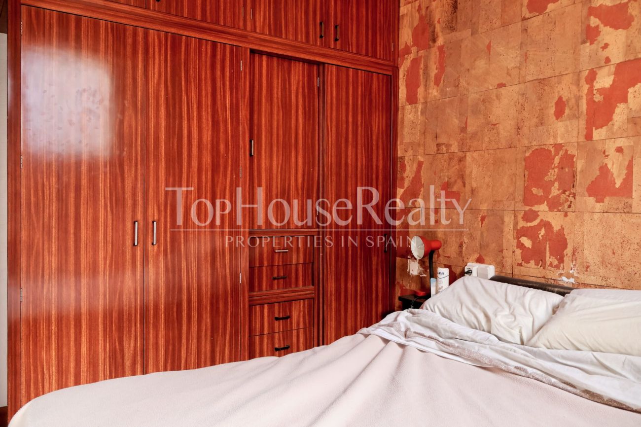 Piso en venta en el Barrio Gótico, Barcelona — edificio histórico con vistas a iglesia