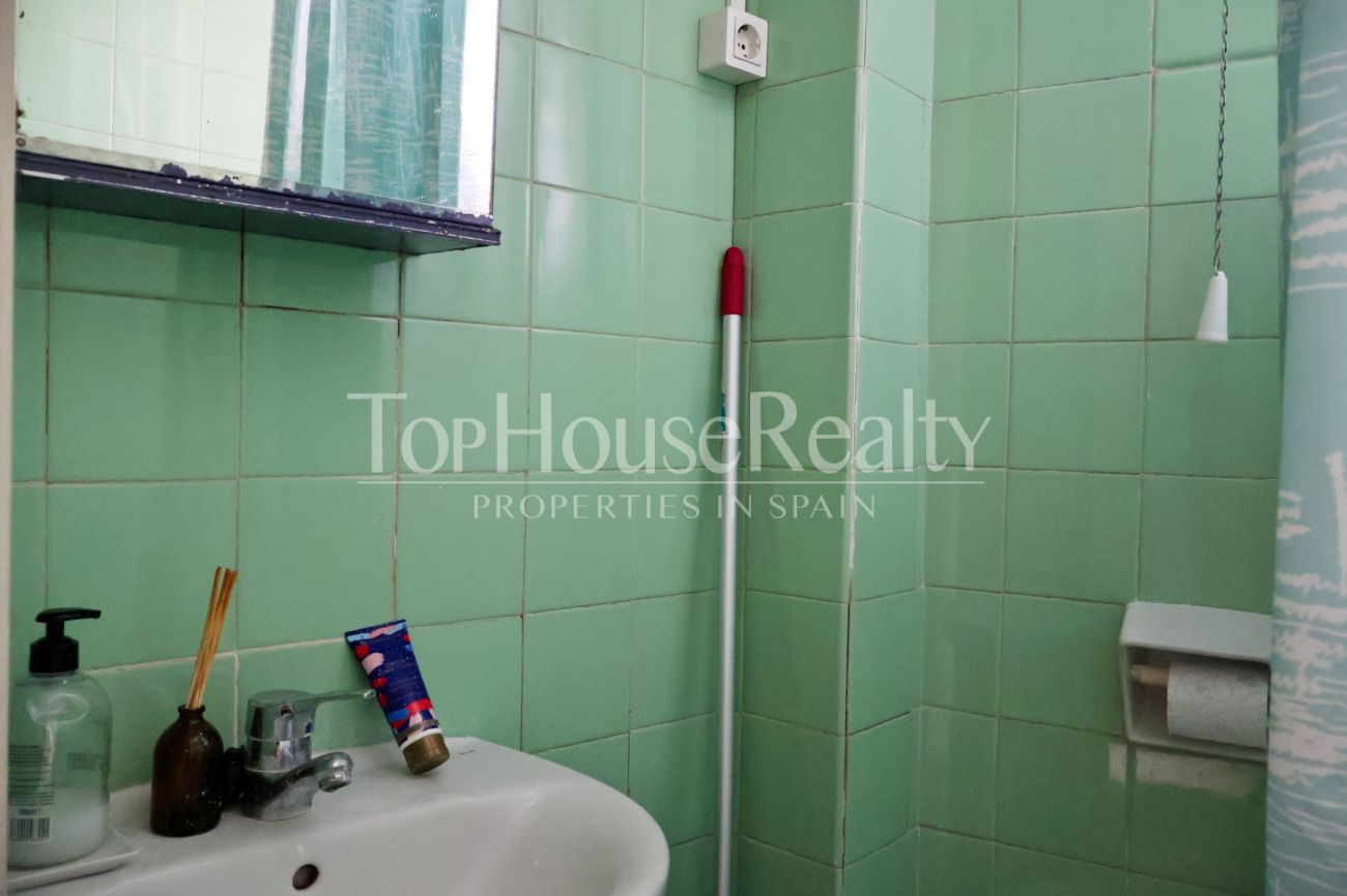 Piso en venta en el Barrio Gótico, Barcelona — edificio histórico con vistas a iglesia