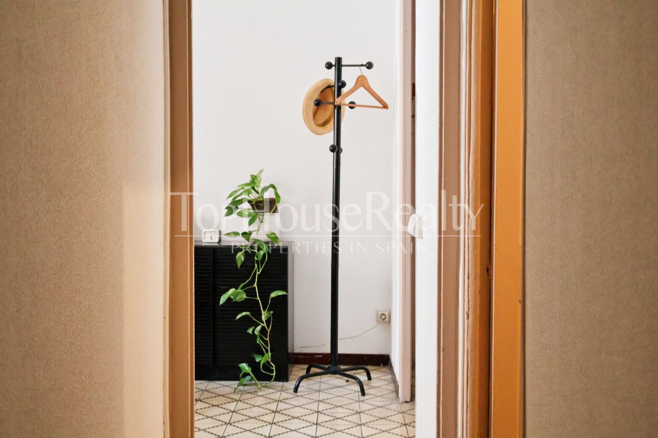 Piso en venta en el Barrio Gótico, Barcelona — edificio histórico con vistas a iglesia