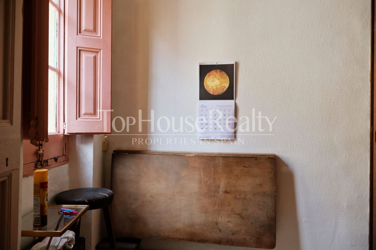 Piso en venta en el Barrio Gótico, Barcelona — edificio histórico con vistas a iglesia