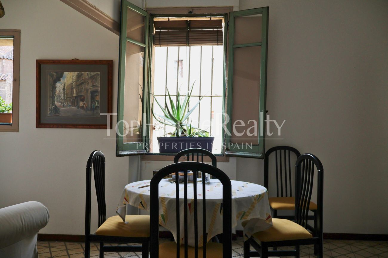 Piso en venta en el Barrio Gótico, Barcelona — edificio histórico con vistas a iglesia