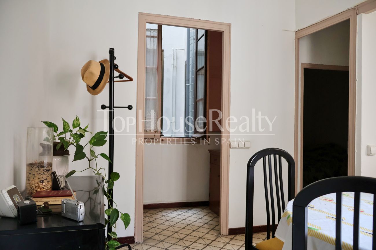 Piso en venta en el Barrio Gótico, Barcelona — edificio histórico con vistas a iglesia