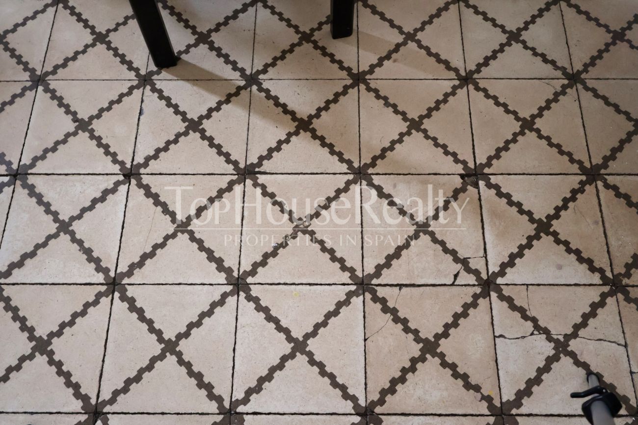 Piso en venta en el Barrio Gótico, Barcelona — edificio histórico con vistas a iglesia