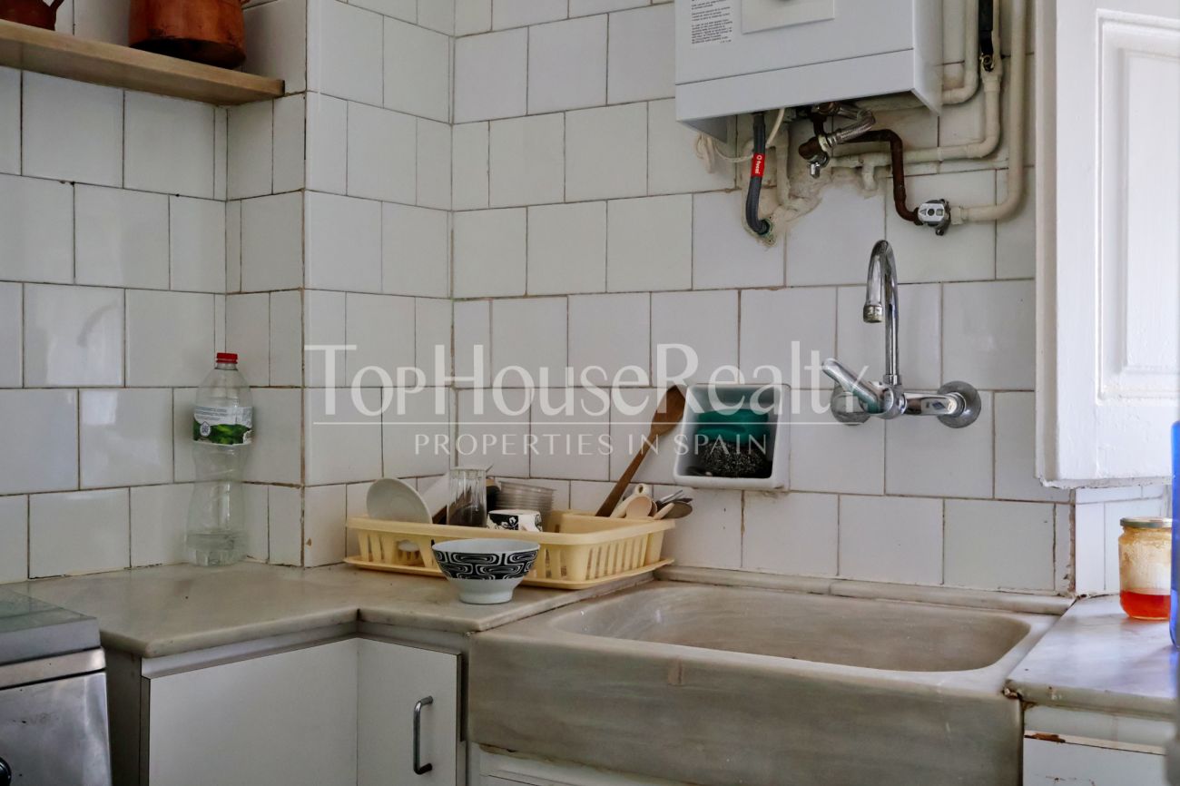 Piso en venta en el Barrio Gótico, Barcelona — edificio histórico con vistas a iglesia