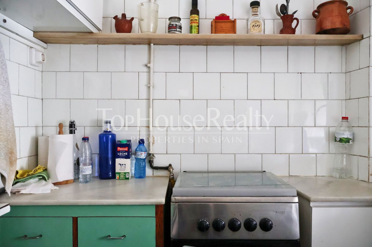 Piso en venta en el Barrio Gótico, Barcelona — edificio histórico con vistas a iglesia