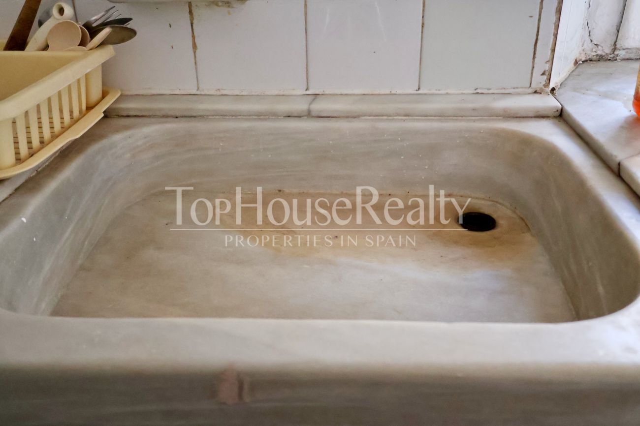 Piso en venta en el Barrio Gótico, Barcelona — edificio histórico con vistas a iglesia