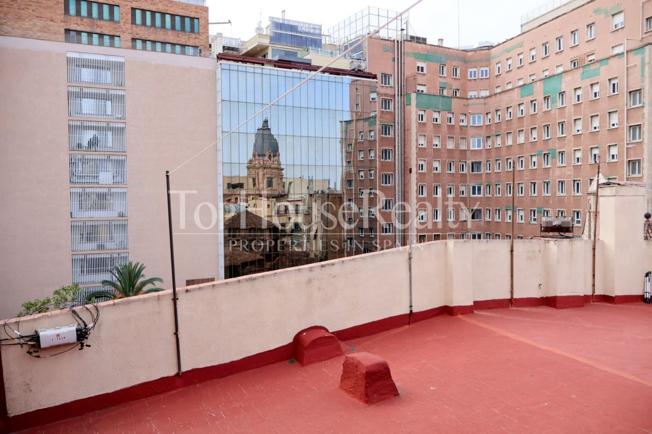 Piso en venta en el Barrio Gótico, Barcelona — edificio histórico con vistas a iglesia