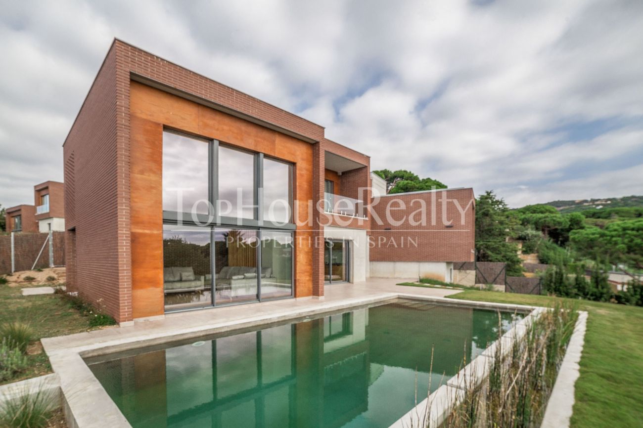 Maravillosa casa nueva con vistas al mar en Rocaferrera
