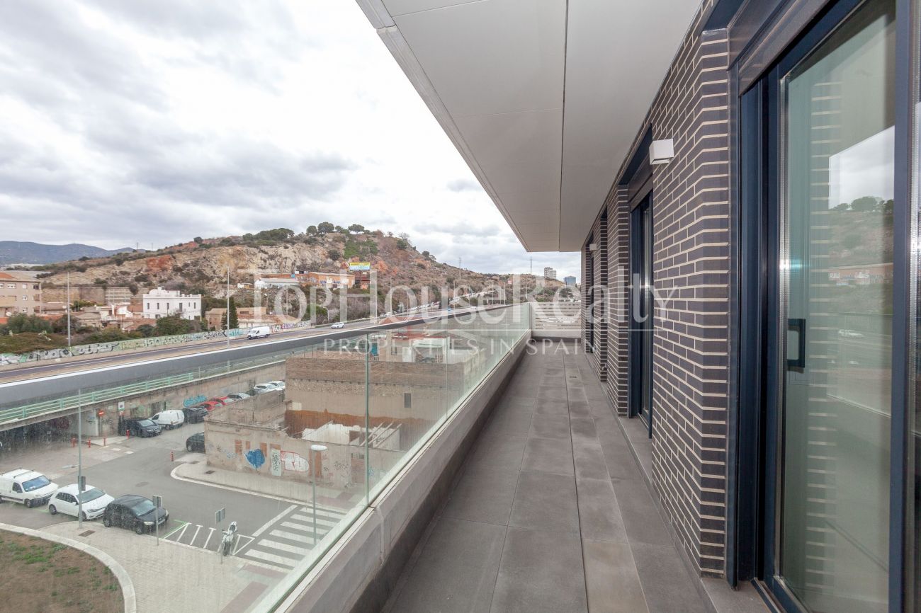 El nuevo complejo moderno está ubicado en las afueras de Barcelona, a 5 minutos a pie de la playa de arena