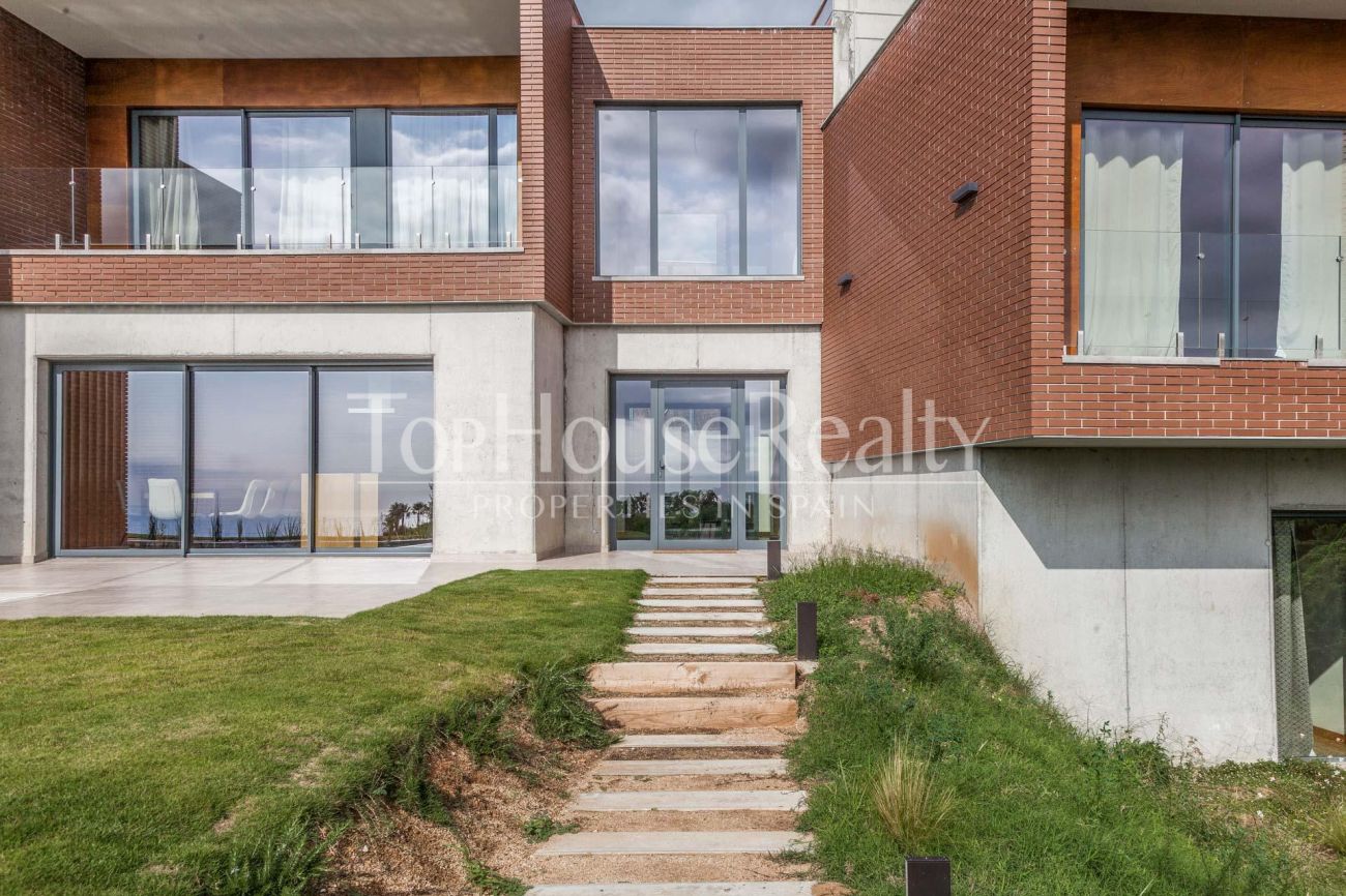 Maravillosa casa nueva con vistas al mar en Rocaferrera