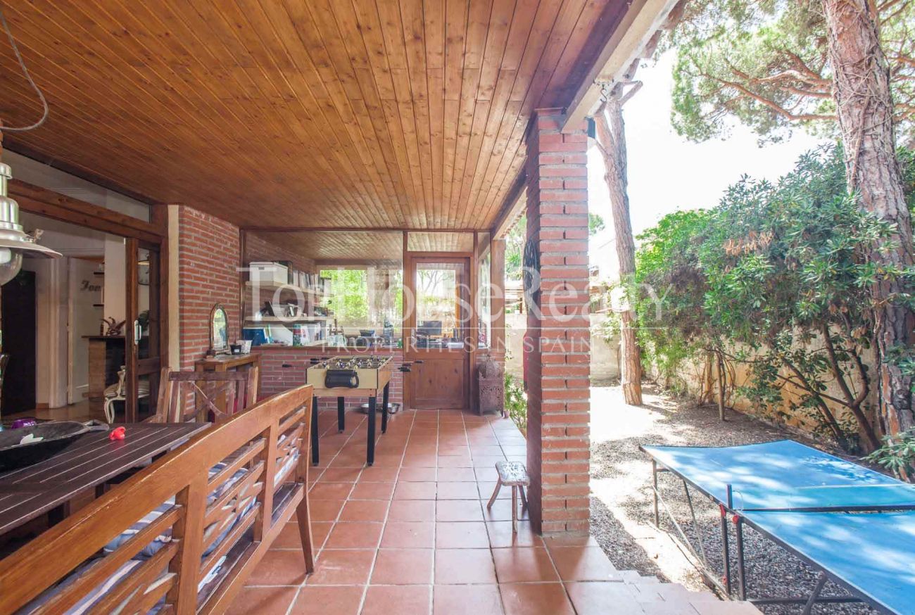 Excepcional parcela con acogedora casa en Castelldefels Playa