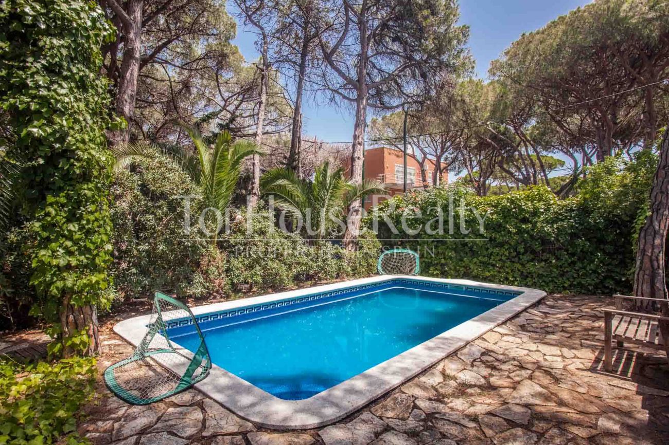 Excepcional parcela con acogedora casa en Castelldefels Playa