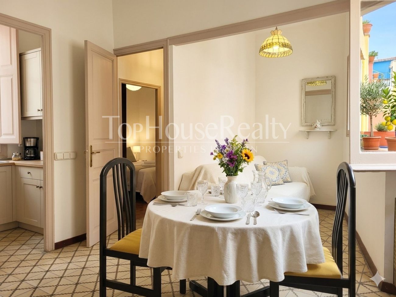 Piso en venta en el Barrio Gótico, Barcelona — edificio histórico con vistas a iglesia