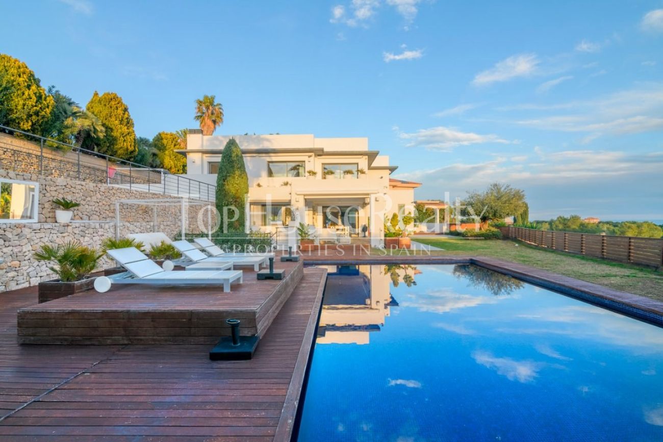 Villa de lujo en venta en Sitges frente al golf: mansión exclusiva con spa privado y gran parcela