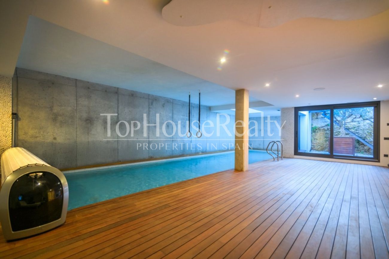 Villa de lujo en venta en Sitges frente al golf: mansión exclusiva con spa privado y gran parcela